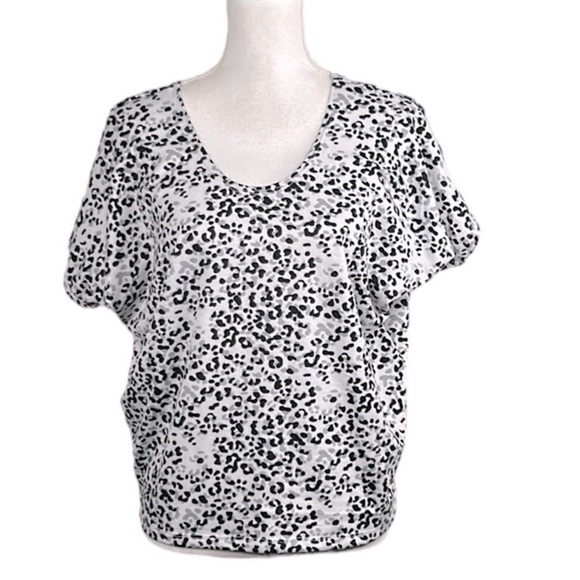 Kim & Cami Leopard White Black Gray Oversized Short Sleeve Top Size Small - Picture 1 of 6